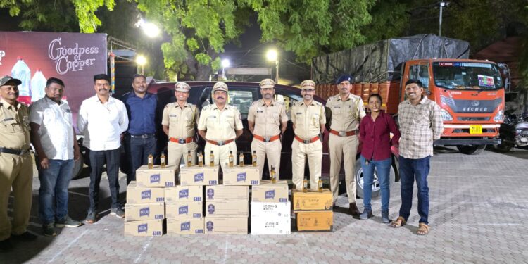 नंदुरबार शहरातून अवैध मद्यासह साडेपाच लाखाचा मुद्देमाल जप्त