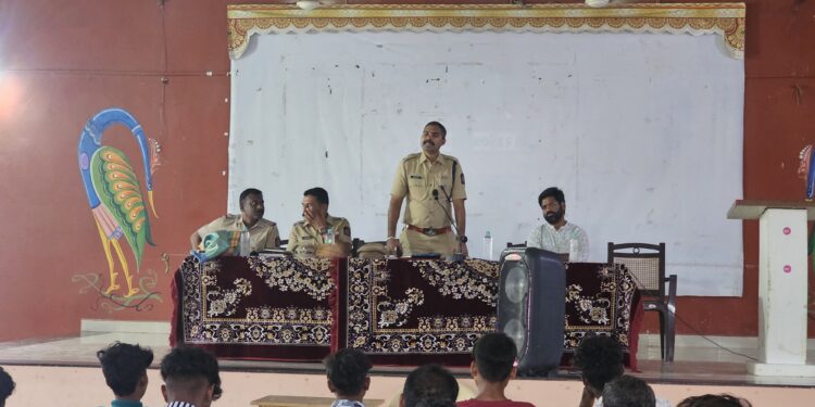 जिल्हा पोलीस अधीक्षकांनी दुर्गम भागातील आदिवासी युवकांशी साधला संवाद, करियर संदर्भात केले मार्गदर्शन