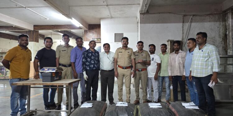 सोलर प्लेट्सच्या आड होत होती अमली पदार्थांची तस्करी,एक क्विंटल किलो अफिम चुरा जप्त,चालकाला केली अटक