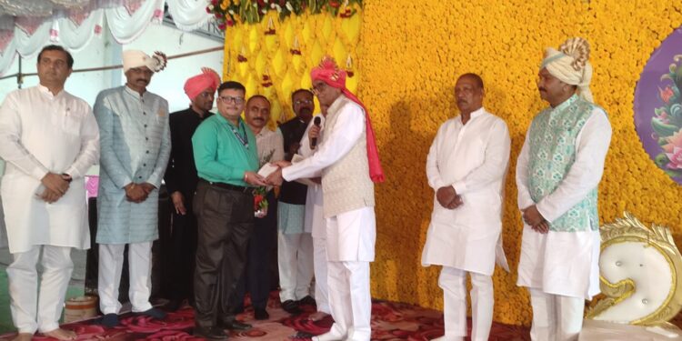 नातवाच्या लग्नात देशसेवेचा आदर्श,भिका पाटील यांनी ध्वजदिन निधीस दिली 31 हजार रूपयांची देणगी