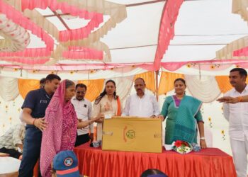 भांडे संच वाटपाचा पुन्हा धडाका सुरू; माजी मंत्री आ.डॉ.विजयकुमार गावित यांच्या हस्ते झाला शुभारंभ