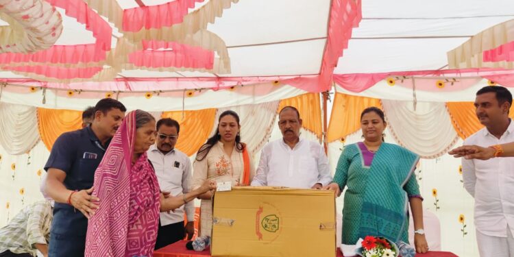 भांडे संच वाटपाचा पुन्हा धडाका सुरू; माजी मंत्री आ.डॉ.विजयकुमार गावित यांच्या हस्ते झाला शुभारंभ