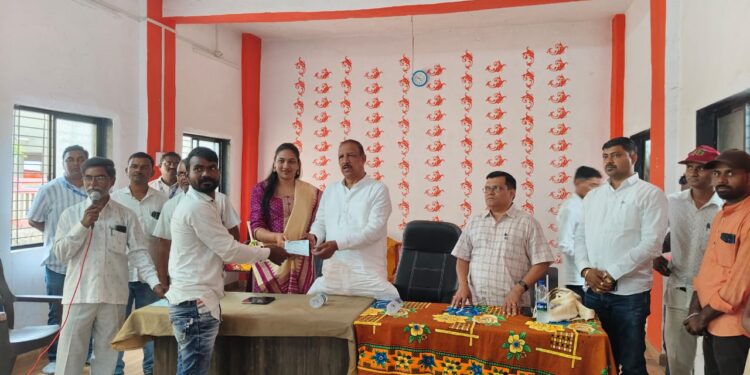 घरकुल लाभार्थ्यांना 5 ब्रास वाळू मोफत देण्यास संदर्भातील पत्राचे आमदार डॉ. विजयकुमार गावित यांच्या हस्ते वाटप