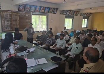 लोकशाही दिनात तक्रारींचे निवारण करण्याऐवजी अध्यक्षांकडून अधिकाऱ्यांची बाजू घेतली जात असल्याचा तक्रारदाराचा आरोप