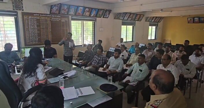 लोकशाही दिनात तक्रारींचे निवारण करण्याऐवजी अध्यक्षांकडून अधिकाऱ्यांची बाजू घेतली जात असल्याचा तक्रारदाराचा आरोप