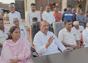 डॉक्टर विजयकुमार गावित साधत आहेत गावागावात जनसंवाद