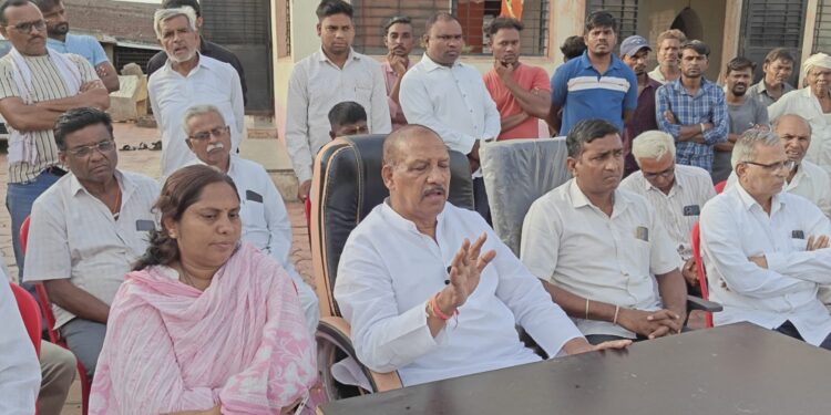 डॉक्टर विजयकुमार गावित साधत आहेत गावागावात जनसंवाद