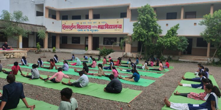 भालेर येथील शिवदर्शन विद्यालयात योगदिन साजरा