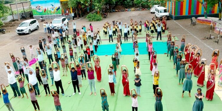 भालेर येथील श्रीमती क.पु. पाटील माध्यमिक विद्यालयात आंतरराष्ट्रीय योग दिवस उत्साहात साजरा