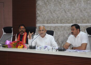 घरकुल आढावा बैठकीत तक्रारींच्या पाऊस,योजनेसाठी पैशांची मागणी; आमदारांनी दिले कारवाईचे निर्देश