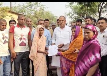 अवकाळीमुळे 122 घरांची पडझड, वीज पडून युवकाचा मृत्यू,डॉक्टर विजयकुमार गावित यांच्या हस्ते कुटुंबीयांना चार लाखाचा धनादेश