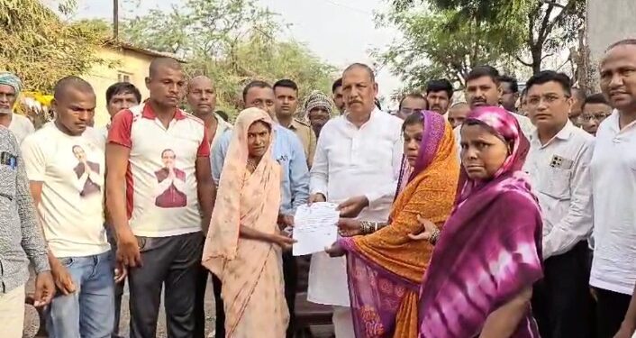 अवकाळीमुळे 122 घरांची पडझड, वीज पडून युवकाचा मृत्यू,डॉक्टर विजयकुमार गावित यांच्या हस्ते कुटुंबीयांना चार लाखाचा धनादेश