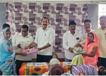 अक्कलकुवा येथील गर्भवती महिलांना आहार कीटचे वाटप