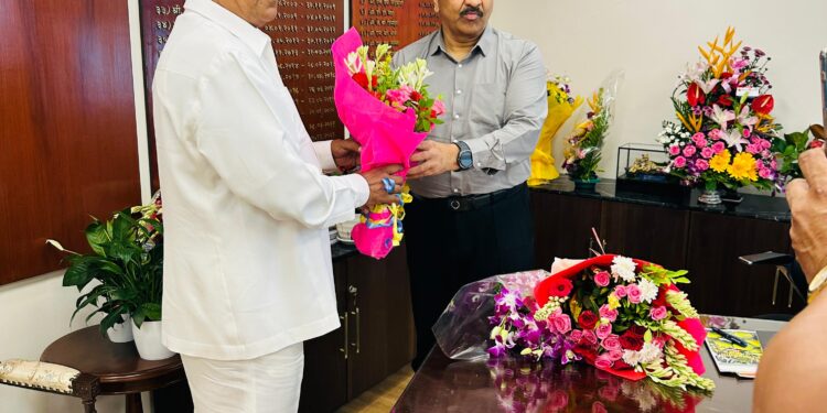 डॉ.विजयकुमार गावित यांनी महाराष्ट्राचे नवनियुक्त मुख्य सचिव राजेश कुमार यांची प्रत्यक्ष भेट घेऊन केले अभिनंदन