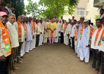 तलवाडे बुद्रुक गावातील सरपंच उपसरपंच सह शेकडो जणांचा भाजपात प्रवेश