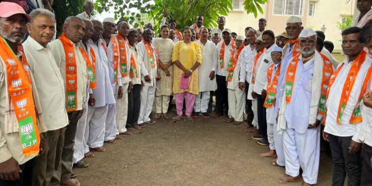 तलवाडे बुद्रुक गावातील सरपंच उपसरपंच सह शेकडो जणांचा भाजपात प्रवेश