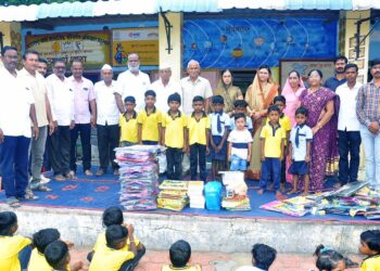 शिंदगव्हाण येथील जि.प. शाळेत विद्यार्थ्यांना शालेय साहित्याचे वाटप