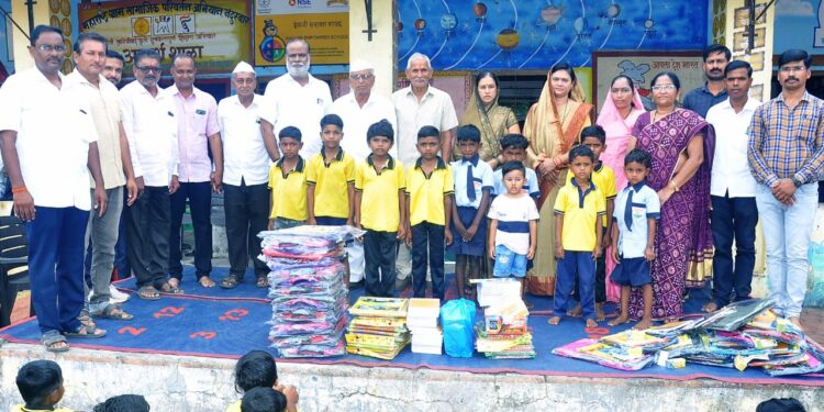 शिंदगव्हाण येथील जि.प. शाळेत विद्यार्थ्यांना शालेय साहित्याचे वाटप
