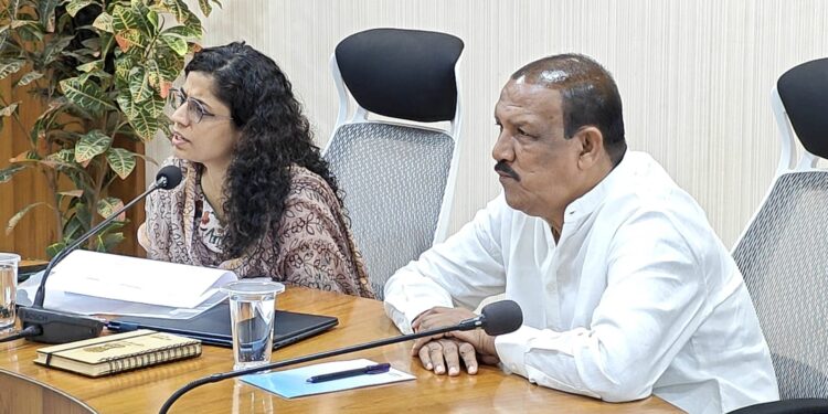 नंदुरबार शहरातील घरकुलांच्या जागेचा प्रश्न सुटला; 500 बेघर आदिवासींना होणार लाभ,माजी मंत्री डॉ. विजयकुमार गावित यांनी घरकुल योजनेचा घेतला आढावा