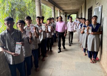 कोळदे आश्रम शाळेत बॅलेट पेपरवर मतदान करून शालेय प्रतिनिधींची केली निवड