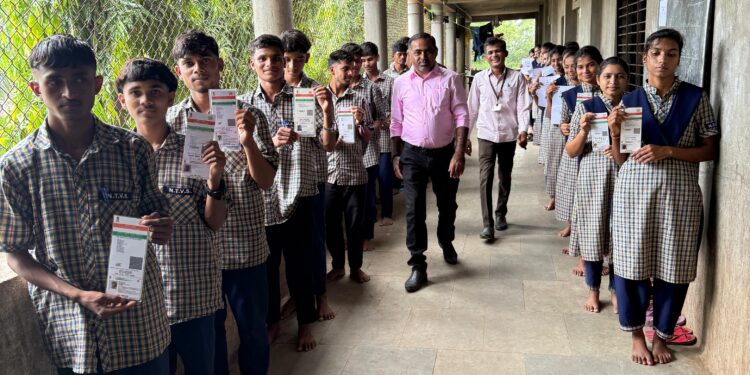 कोळदे आश्रम शाळेत बॅलेट पेपरवर मतदान करून शालेय प्रतिनिधींची केली निवड