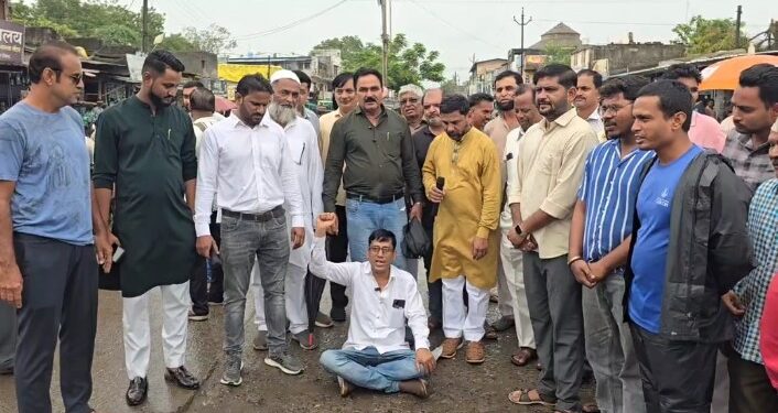 नवापूरच्या रस्त्यांसाठी नागरिकांचं खड्ड्यात बसून ‘बेशरम’ आंदोलन