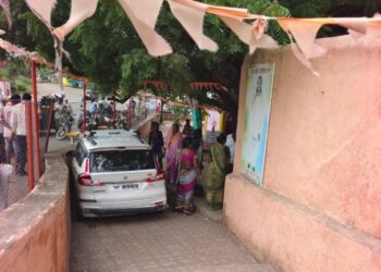 भरधाव कार थेट मंदिरात घुसली,मंदिरात खेळणारी 13 वर्षीय बालिका गंभीर जखमी