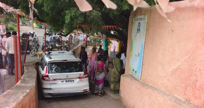 भरधाव कार थेट मंदिरात घुसली,मंदिरात खेळणारी 13 वर्षीय बालिका गंभीर जखमी