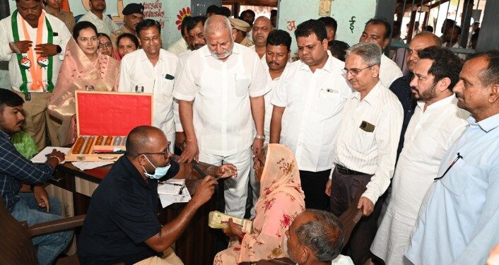 शनिमांडळ येथे डोळे तपासणी शिबिराचे  पालकमंत्री माणिकराव कोकाटे यांच्या हस्ते उद्घाटन