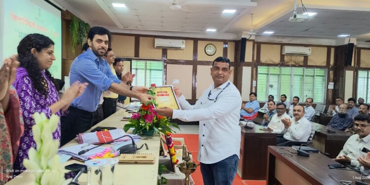 भालेर येथील नरेंद्र महाले यांची उत्कृष्ट ग्राम महसूल अधिकारी म्हणून सन्मान