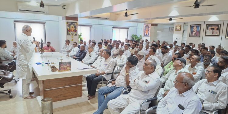 शिवसेना शिंदे गटाकडून निवडणूक पूर्व बैठकांचे सत्र,आ.चंद्रकांत रघुवंशींचे गटनिहाय कार्यकर्त्यांना मार्गदर्शन