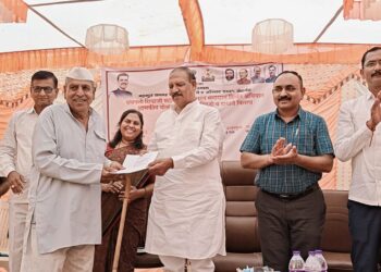 आ.डॉ. विजयकुमार गावित यांच्या हस्ते विविध दाखल्यांचे वितरण