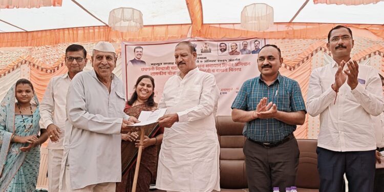 आ.डॉ. विजयकुमार गावित यांच्या हस्ते विविध दाखल्यांचे वितरण