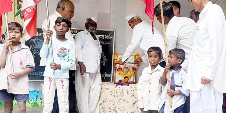 श्रीमती क.पू पाटील माध्यमिक विद्यालयात विश्व आदिवासी दिवस उत्साहात साजरा