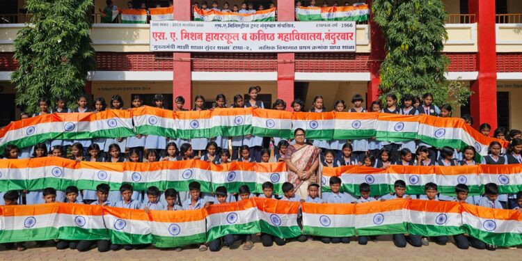हर घर तिरंगा अभियानांतर्गत एस. ए. मिशन हायस्कूलमध्ये देशभक्तीची उभारणी