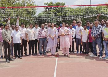 पहिली खेळी खेळून डॉ. हिना गावित व डॉ. सुप्रिया गावीत यांनी बुद्धिबळ स्पर्धा व व्हॉलीबॉल स्पर्धेचा केला शुभारंभ