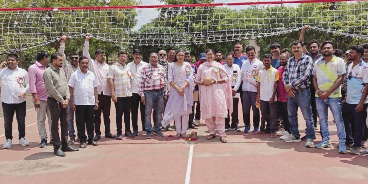 पहिली खेळी खेळून डॉ. हिना गावित व डॉ. सुप्रिया गावीत यांनी बुद्धिबळ स्पर्धा व व्हॉलीबॉल स्पर्धेचा केला शुभारंभ