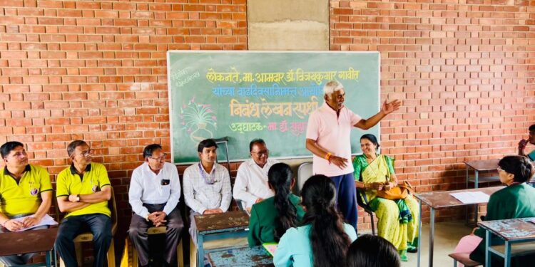डॉ.विजयकुमार गावित यांच्या कार्यावर निबंध लेखन करायला सरसावले शेकडो हात