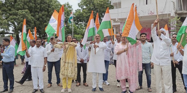 डॉ. विजयकुमार गावित यांच्या प्रमुख उपस्थितीत भालेर गावात भव्य तिरंगा रॅली