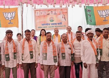 अक्कलकुव्यात पुन्हा खिंडार; काँग्रेस आणि शिंदे गटाच्या शिवसेनेतील शेकडो जणांनी भाजपात केला प्रवेश