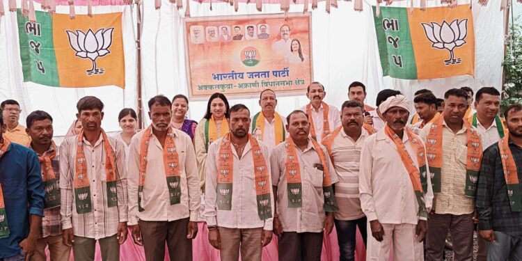 अक्कलकुव्यात पुन्हा खिंडार; काँग्रेस आणि शिंदे गटाच्या शिवसेनेतील शेकडो जणांनी भाजपात केला प्रवेश