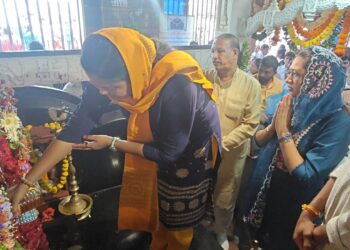 शनि अमावास्यानिमित्त श्री क्षेत्र शनिमांडळ येथे गावित परिवाराने घेतले दर्शन आणि शेतकऱ्यांच्या समृद्धीसाठी केली प्रार्थना