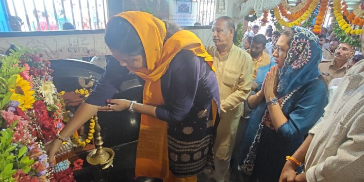 शनि अमावास्यानिमित्त श्री क्षेत्र शनिमांडळ येथे गावित परिवाराने घेतले दर्शन आणि शेतकऱ्यांच्या समृद्धीसाठी केली प्रार्थना