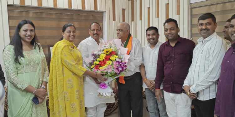 रघुवंशी परिवाराचे शनिमांडळ येथील निष्ठावंत कार्यकर्ते संतोष पाटील यांचा भाजपात प्रवेश