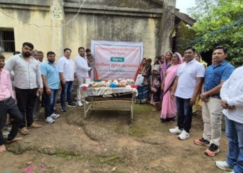 डॉ विक्रांत मोरे मित्रपरिवारातर्फे आंतरराष्ट्रीय आदिवासी दिवसानिमित्त कुपोषण मुक्तीसाठी चार बालके घेतली दत्तक