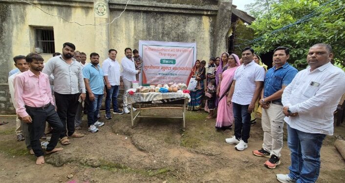 डॉ विक्रांत मोरे मित्रपरिवारातर्फे आंतरराष्ट्रीय आदिवासी दिवसानिमित्त कुपोषण मुक्तीसाठी चार बालके घेतली दत्तक