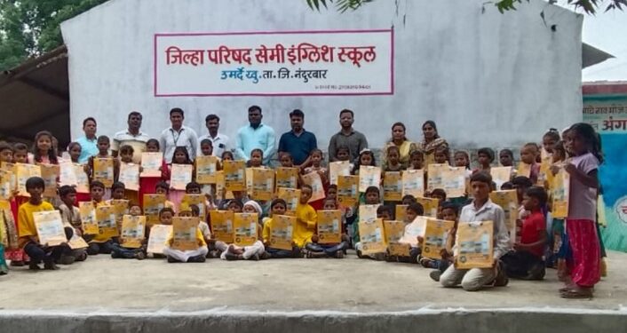 उमर्दे खुर्द येथील शाळांमध्ये आ. डॉ.विजयकुमार गावित यांच्या वाढदिवसानिमित्त शैक्षणिक साहित्याचे वाटप