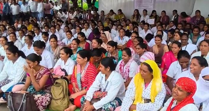 नंदुरबार येथे आरोग्य अभियान अधिकारी व कर्मचाऱ्यांचे बेमुदत काम बंद आंदोलन