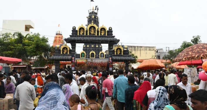 हजारो भाविकांच्या शनिमांडळ येथे भरला भक्ती मेळा,श्रावणी शनि अमावस्या निमित्त भरली यात्रा