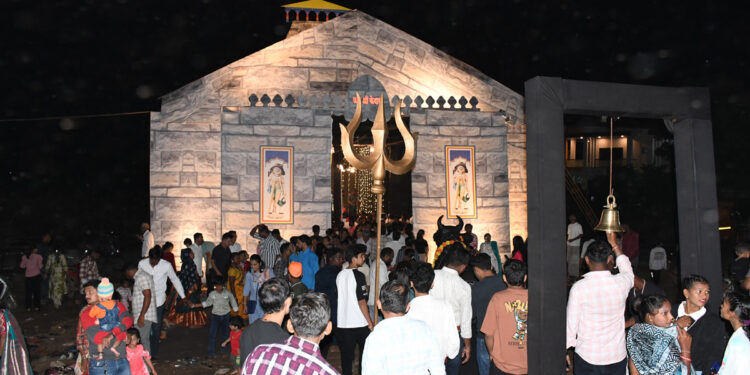 संत कबीरदास व्यायाम शाळेने साकारला केदारनाथ धामचा देखावा, भाविकांची गर्दी